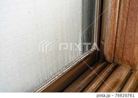 結露した窓 水滴 梅雨 湿気 結露した窓 水滴 梅雨 湿気 76620761