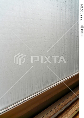結露した窓　水滴　梅雨　湿気 76620764