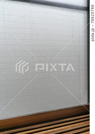 結露した窓 水滴 梅雨 湿気 結露した窓 水滴 梅雨 湿気 76620766