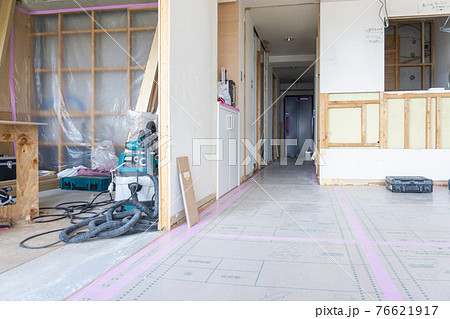 リフォーム中のマンション室内 リビング 工事中 解体作業 2LDK カフェ風キッチン小窓 作業現場 リフォーム中のマンション室内 リビング 工事中 解体作業 2LDK カフェ風キッチン小窓 作業現場 76621917