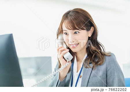 オフィスで電話応対するビジネスウーマン 76622202