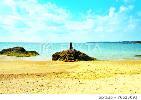 沖縄 竜宮の石碑がある浜辺 沖縄 竜宮の石碑がある浜辺 76623093