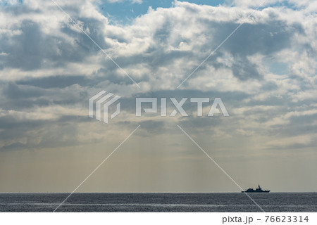 沖を航行する軍艦 沖を航行する軍艦 76623314