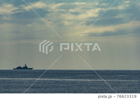 沖を航行する軍艦 76623319