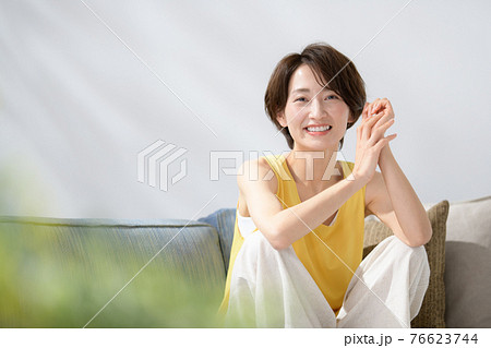 ミドル 女性 くつろぐ ソファー ミドル 女性 くつろぐ ソファー 76623744