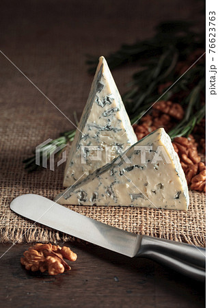 Blue cheese with walnuts and rosemary. 76623763