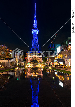 ライトアップされた名古屋テレビ塔と久屋大通公園のミズベヒロバの映り込み 76624098