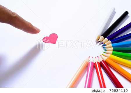 新 色鉛筆から無限の可能性 ハートを指差す手 円形 半円形に並べた色鉛筆 の写真素材