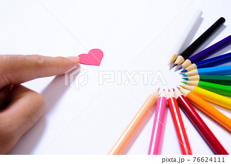 新 色鉛筆から無限の可能性 ハートを指差す手 円形 半円形に並べた色鉛筆 新 色鉛筆から無限の可能性 ハートを指差す手 円形 半円形に並べた色鉛筆 76624111