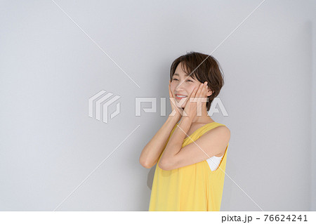 ミドル女性　ポートレート  グレーバック 76624241