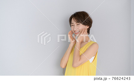 ミドル女性 ポートレート グレーバック ミドル女性 ポートレート グレーバック 76624243