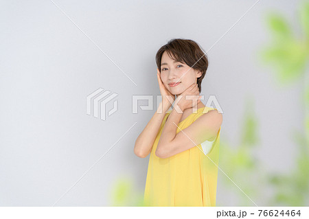 ミドル女性 ポートレート 前ボケ ミドル女性 ポートレート 前ボケ 76624464