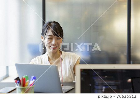 デスクワーク 女性 ビジネスシーン デスクワーク 女性 ビジネスシーン 76625512