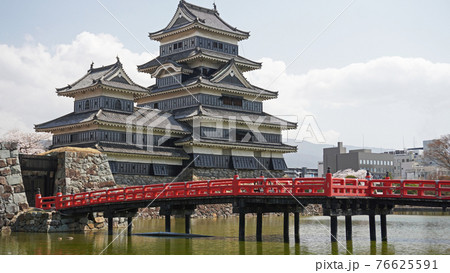 松本城のある風景 05 桜が咲く松本城公園内の松本城 長野県松本市付近 の写真素材