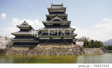 松本城のある風景 06 桜が咲く松本城公園内の松本城 長野県松本市付近 の写真素材