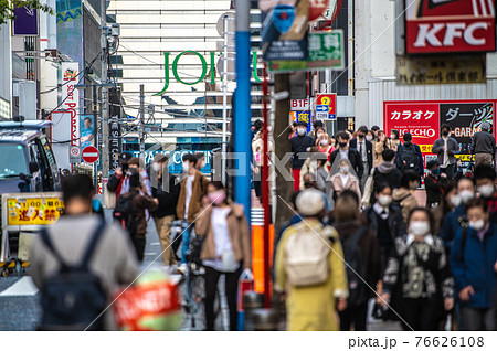 日本の横浜都市景観　変異株感染爆発。マスク姿…混雑する通り…＝4月15日、横浜駅前（奥は駅方向） 76626108