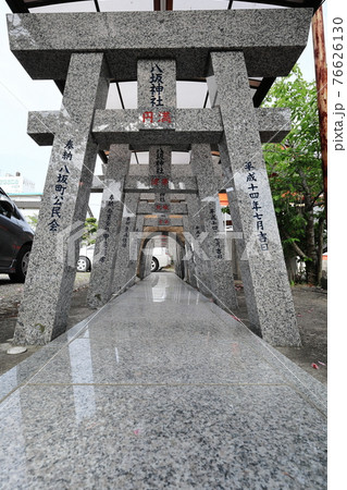 くぐり鳥居　八坂神社（鹿児島県伊佐市大口上町） 76626130