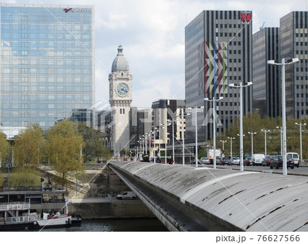 フランス・パリのシャルル・ド・ゴール橋とリヨン駅の時計台 76627566