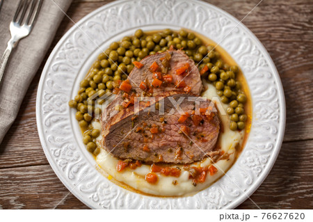 Roast Beef With Mashed Potatoes and Peas 76627620