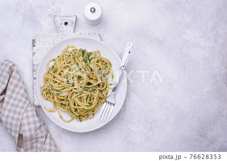 Spaghetti pasta with spinach and cheese 76628353