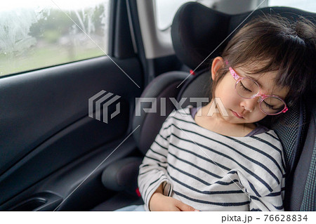 チャイルドシートに乗った子供 チャイルドシートに乗った子供 76628834