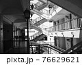 踊り場から眺める 76629621