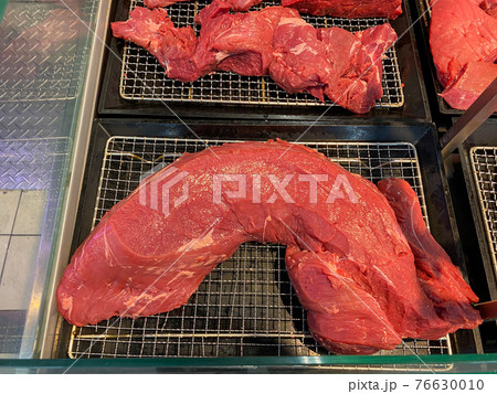 Fresh and raw beef meat in supermarket 76630010