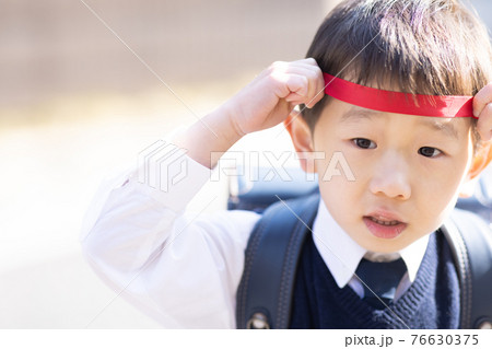 小学校に入学するかわいい男の子 76630375