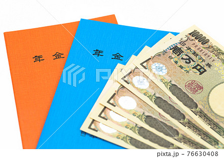 年金問題　年金手帳と一万円札 76630408