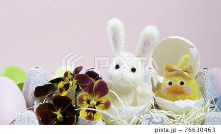イースターエッグとひよこと白うさぎ（イースター素材） 76630463