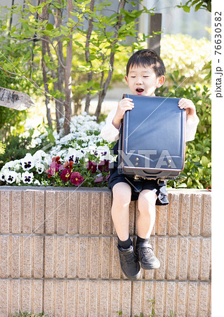 小学校に入学する男の子 76630582