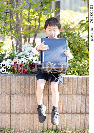小学校に入学する男の子 小学校に入学する男の子 76630583