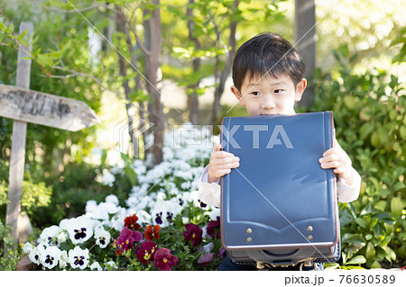 小学校に入学する男の子 小学校に入学する男の子 76630589