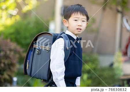 小学校に入学する男の子 小学校に入学する男の子 76630632