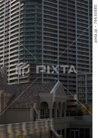 高層ビルの谷間に埋もれたクラシックな教会の建物 高層ビルの谷間に埋もれたクラシックな教会の建物 76630880