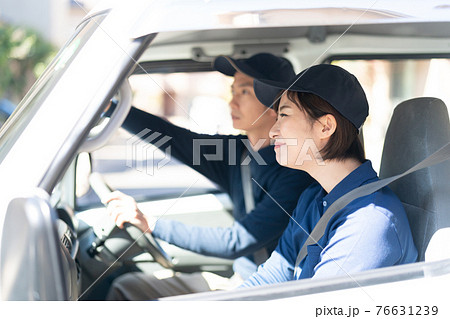 トラックを運転するスタッフ トラックを運転するスタッフ 76631239