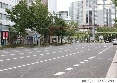 大阪市北区梅田周辺の御堂筋の風景 76631294