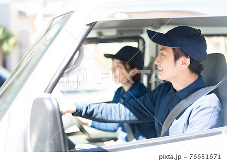 トラックを運転するスタッフ 76631671