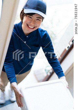 可愛い配送スタッフの女性 可愛い配送スタッフの女性 76631947