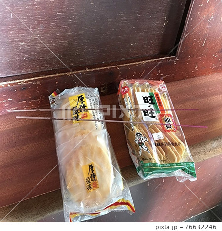 台湾の龍山寺で参拝する為に必要な線香とお供え物のお菓子 76632246