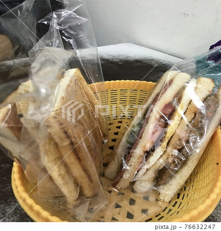 台湾の朝ごはん屋さんの定番のサンドイッチの風景 台湾の朝ごはん屋さんの定番のサンドイッチの風景 76632247