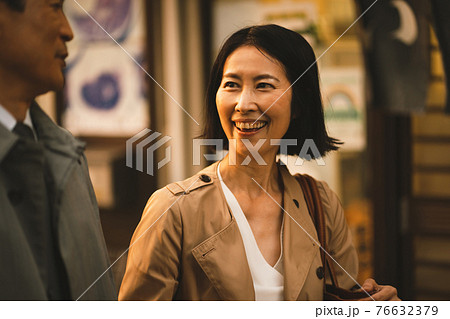 仕事帰りの50代夫婦 76632379