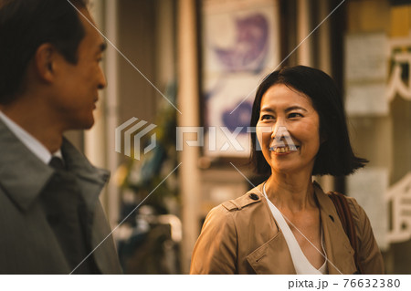 仕事帰りの50代夫婦 仕事帰りの50代夫婦 76632380