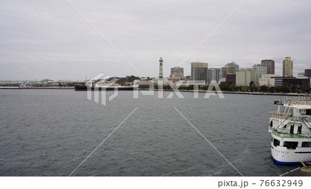 横浜港、大桟橋に停泊中のロイヤルウイングと氷川丸 76632949