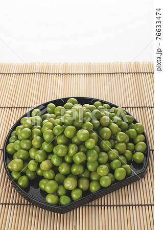 食べだしたら止まらない　グリンピースの塩ゆで 76633474