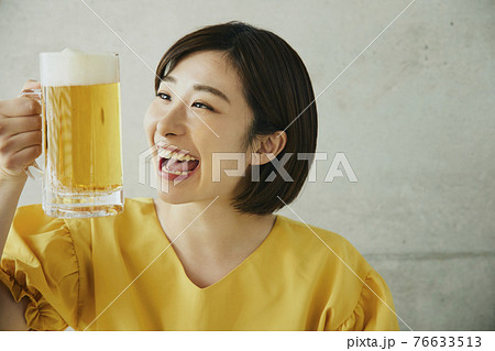 asian woman drinking alcohol beer 76633513