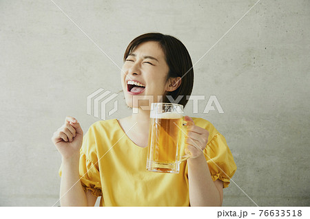 asian woman drinking alcohol beer asian woman drinking alcohol beer 76633518