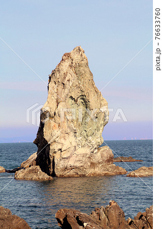 日本最古の島沼島の上立神岩 76633760