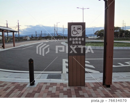 秩父鉄道　　ふかや花園駅のロータリー 76634070