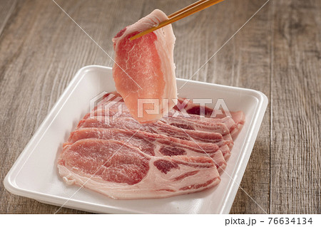 トレーに入った国産豚肉　生姜焼き用　ポークジンジャー 76634134